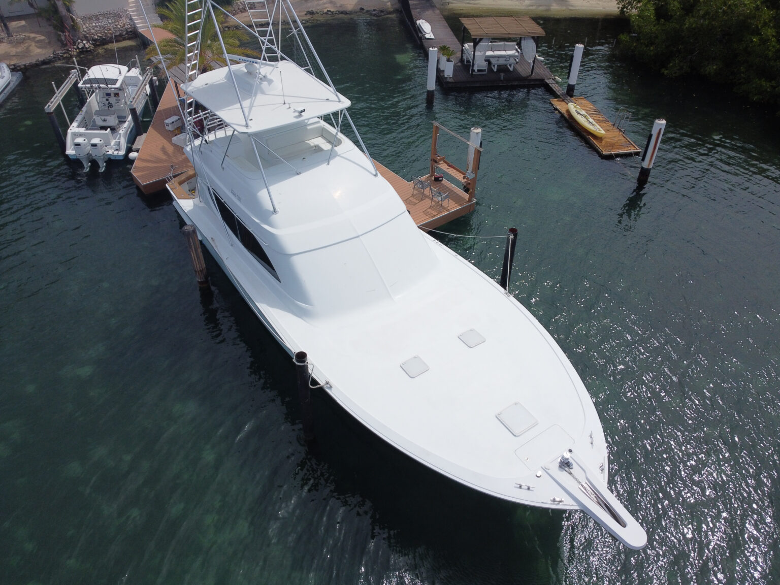 4 Cabin 64 Hatteras Convertible, Cat 32 ACERT, 1800 Bhp, Every 150 Hours Maintenance,  Located in the Caribbean, 7 Blades props, Eskimo Ice maker 300 Kg plus ice per day. December 2024 Hauled out for yearly service, bottom paint, props, ..... Eager seller